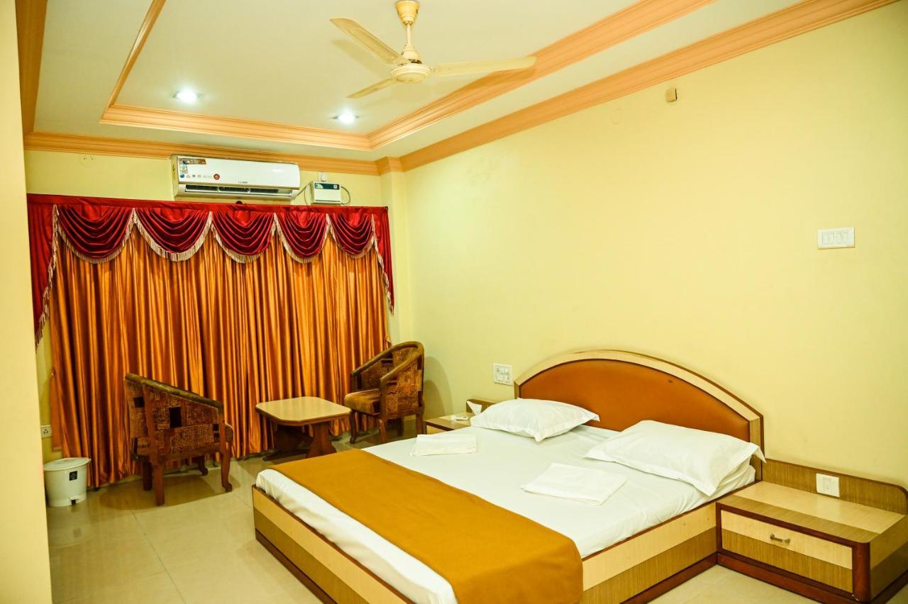 S S Residency Hotel Padubidri Luaran gambar